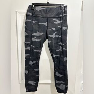 Athleta Camo Contender 7/8 Tight Leggings Gray Camouflage Size Med 8/10